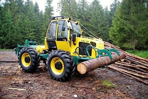 tazba-dreva lesný bager pri ťažbe dreva